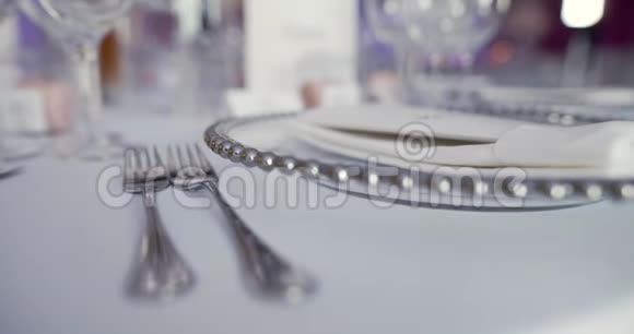 豪华装饰的婚礼晚餐餐桌视频的预览图