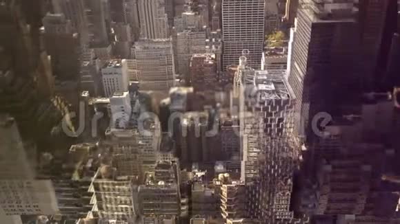 在城市景观上空飞行的表情符号视频的预览图