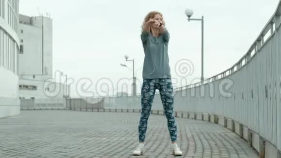 一位年轻的健身妇女在住宅区跑步视频的预览图