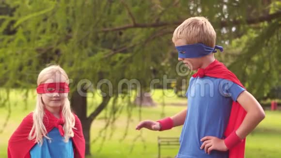孩子们假装是超级英雄视频的预览图