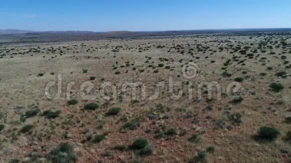 卡拉哈里沙漠野游后的无人机镜头视频的预览图