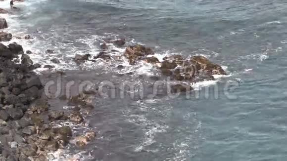 波浪冲击毛伊海岸视频的预览图