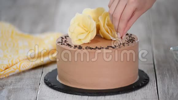糕点厨师用巧克力装饰蛋糕视频的预览图