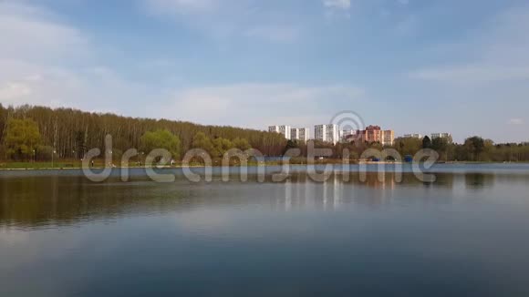俄罗斯莫斯科Zelenograd行政区的学校湖视频的预览图