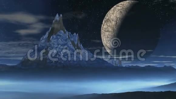 白雪覆盖的山和一轮巨大的月亮视频的预览图