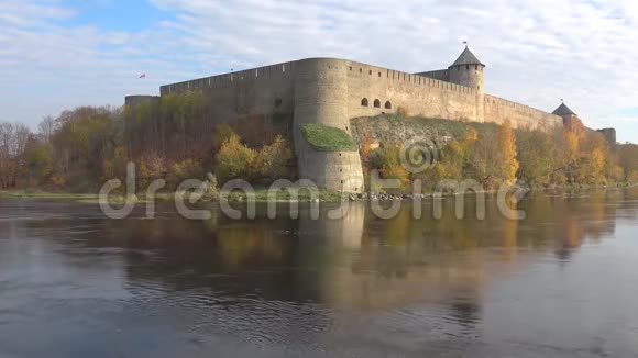 象牙堡垒上的纳瓦河秋天伊万哥罗德俄罗斯视频的预览图
