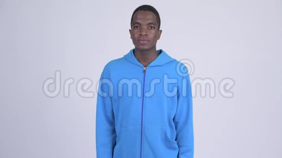 年轻英俊的非洲男子双臂交叉视频的预览图