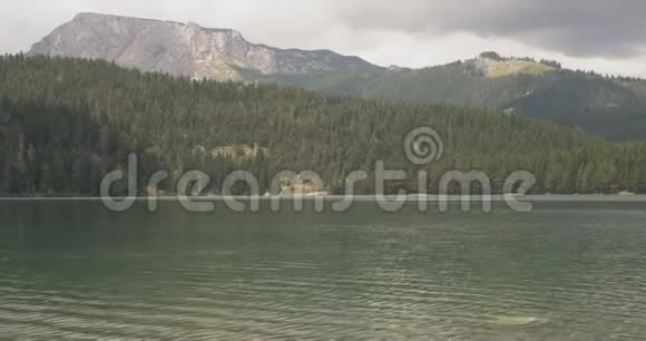 黑山杜米托国家公园的黑湖视频的预览图