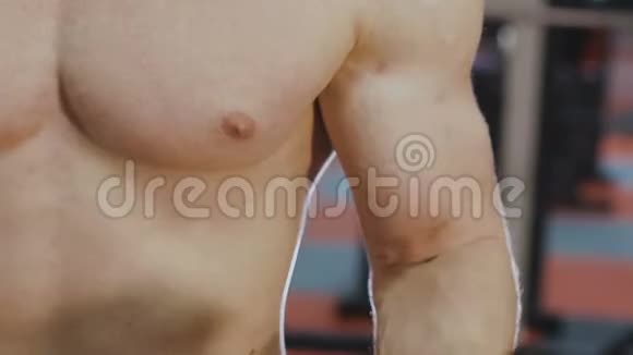 一个男人在健身房用哑铃训练视频的预览图