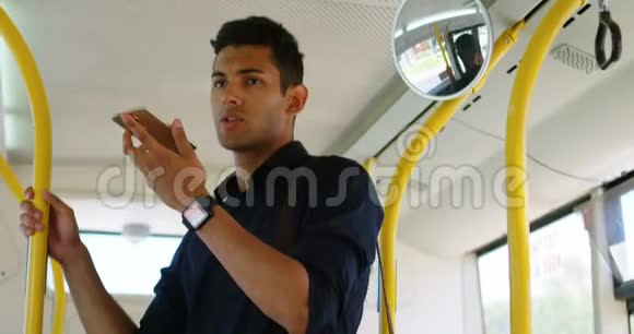 乘坐4k公共汽车时男性通勤者使用手机视频的预览图