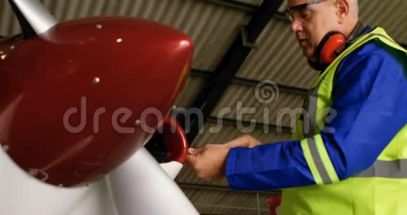 航空航天飞机库4k修理飞机工程师视频的预览图