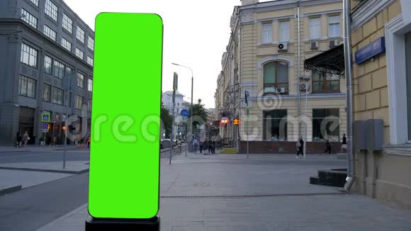 在繁忙的街道上有绿色屏幕的广告牌视频的预览图