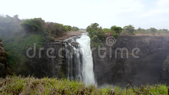 维多利亚瀑布非洲津巴布韦自然瀑布赞比齐峡谷水景观新鲜河流飞溅峡谷彩虹视频的预览图