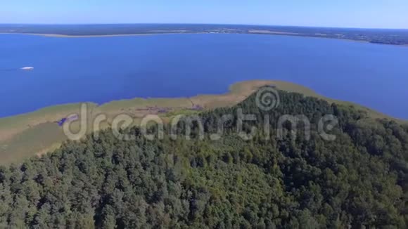 俄罗斯塞利格湖岛上森林和船的航空全景图视频的预览图