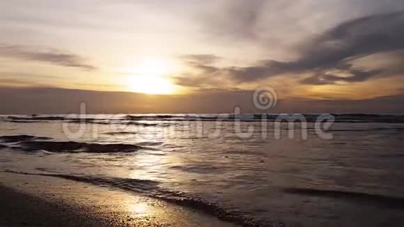热带夏季海滩日出视频的预览图