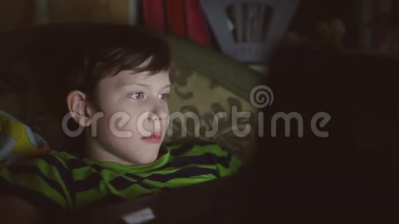 有笔记本电脑的少年在网上玩游戏视频的预览图