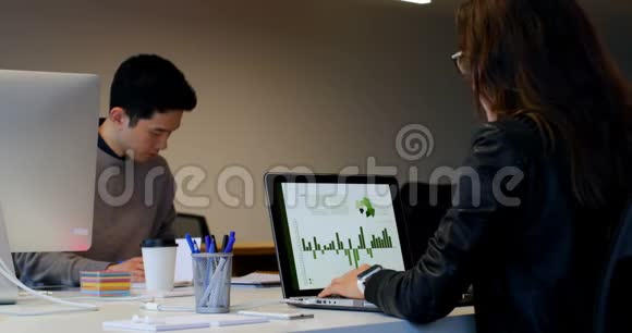 商务同事在办公桌前相互交流视频的预览图