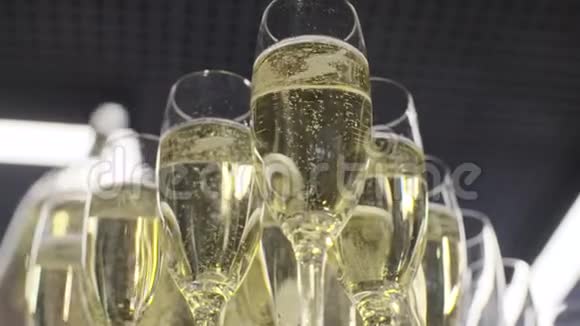 很多香槟酒杯视频的预览图