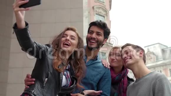 快乐的人们在街上用手机视频的预览图
