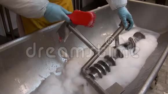 红色泡沫刷清理洗钢工业绞肉机视频的预览图