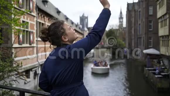 在欧洲城市散步的女孩视频的预览图