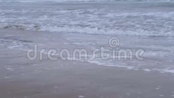 沙滩上狂风巨浪视频的预览图