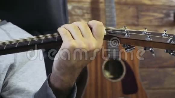 近距离男子演奏声吉他慢动作视频的预览图