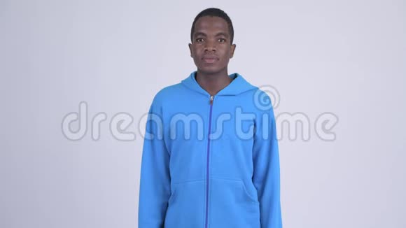 年轻英俊的非洲男子穿着蓝色连帽衫视频的预览图