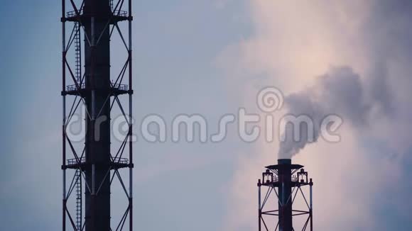 化工厂管道冒烟视频视频的预览图