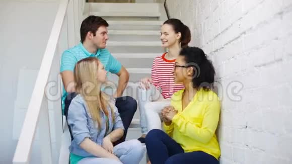 微笑的学生坐在楼梯上聊天视频的预览图