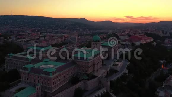 匈牙利布达佩斯2019年5月布达佩斯城市历史中心空中无人机景观建筑优美视频的预览图
