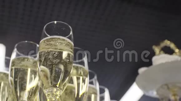 很多香槟酒杯视频的预览图