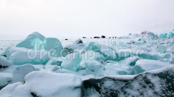 北极地区雪背景上美丽独特的绿松石颜色冰川视频的预览图