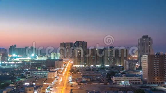 从屋顶到夜晚的阿杰曼城市景观时间跨度阿杰曼是阿拉伯联合酋长国阿杰曼的首都视频的预览图