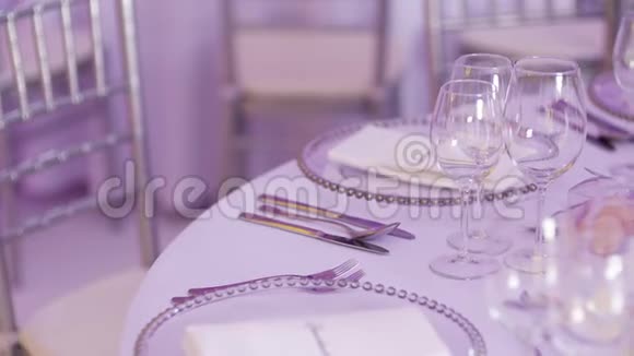 豪华装饰的婚礼晚餐餐桌视频的预览图