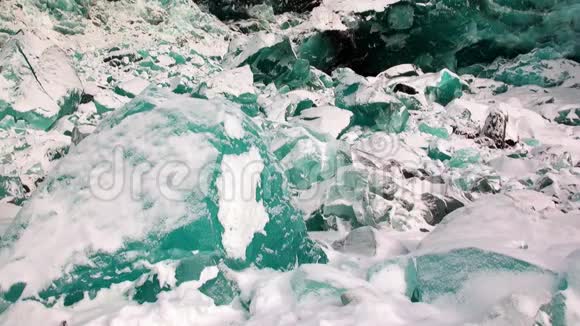 北极地区雪背景上美丽独特的绿松石颜色冰川视频的预览图