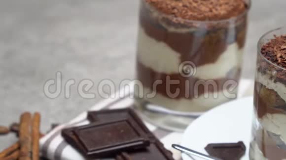 在混凝土背景下玻璃中的经典提拉米苏甜点视频的预览图