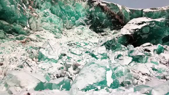 北极地区雪背景上美丽独特的绿松石颜色冰川视频的预览图