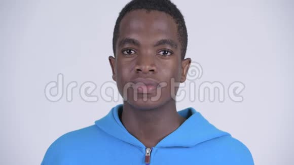 年轻英俊的非洲男人的脸视频的预览图