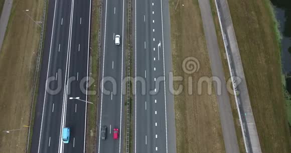 荷兰zwijndrechtA16公路鸟瞰图视频的预览图