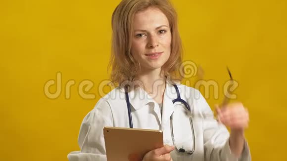 年轻的女医生黄色背景医学的概念视频的预览图
