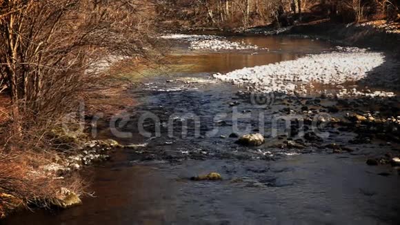 冬天的河流视频的预览图