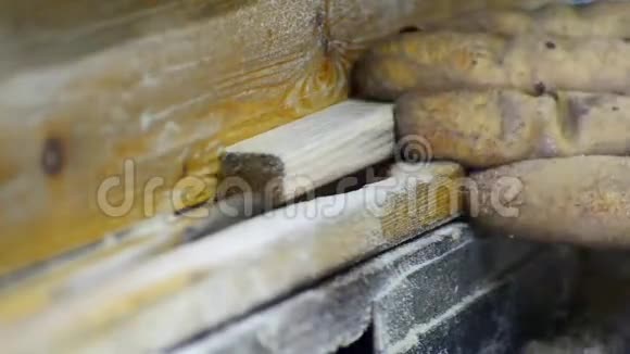 木工车间切割木材视频的预览图