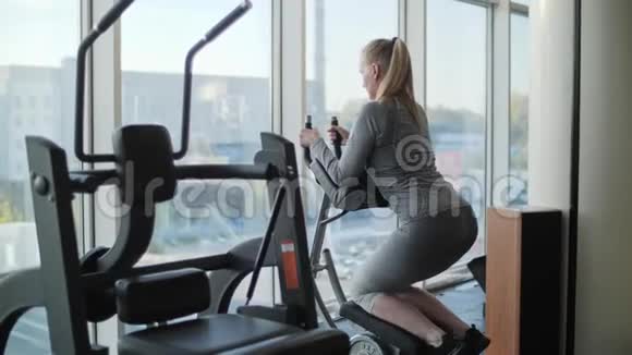 中年妇女在健身房工作视频的预览图