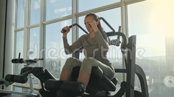 中年妇女在健身房工作视频的预览图