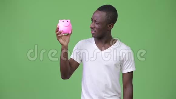 年轻的非洲男人拿着储蓄罐视频的预览图