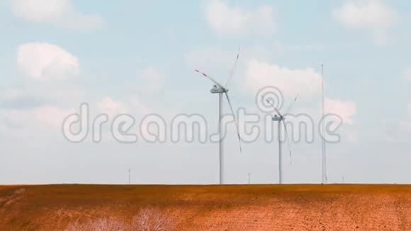 风力涡轮机是蓝天白云下最清洁最可再生的能源之一视频的预览图