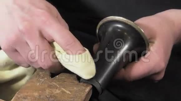 修理旧单簧管的工匠视频的预览图