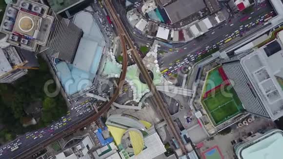 曼谷的俯瞰城市和空中列车从车站出发现代城市俯瞰与列车开行视频的预览图