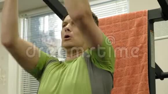 健身房里的胖子健身和运动健康生活方式视频的预览图